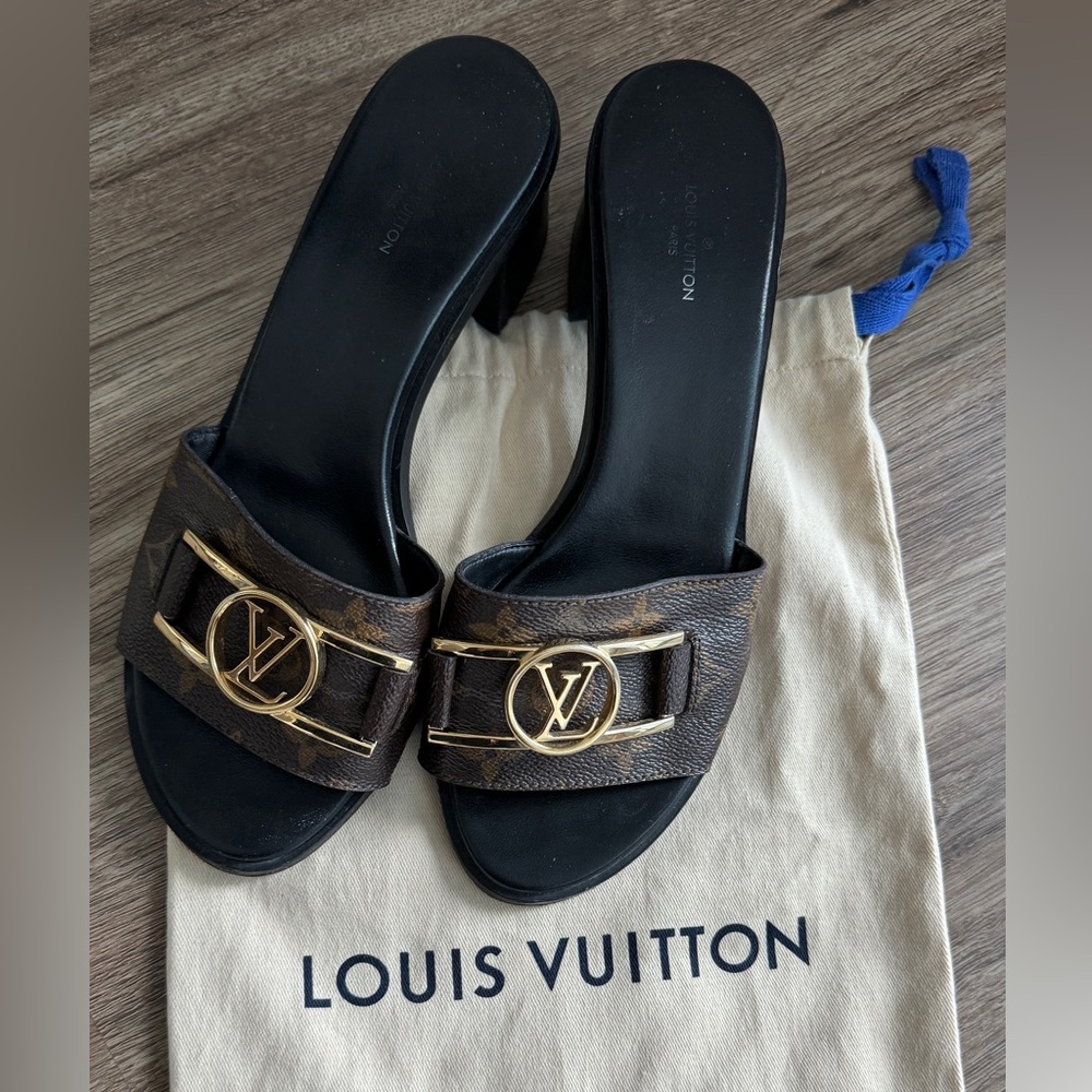 Sandals Louis Vuitton Frame Leather. Sire 38 / 8. Excellent conditions